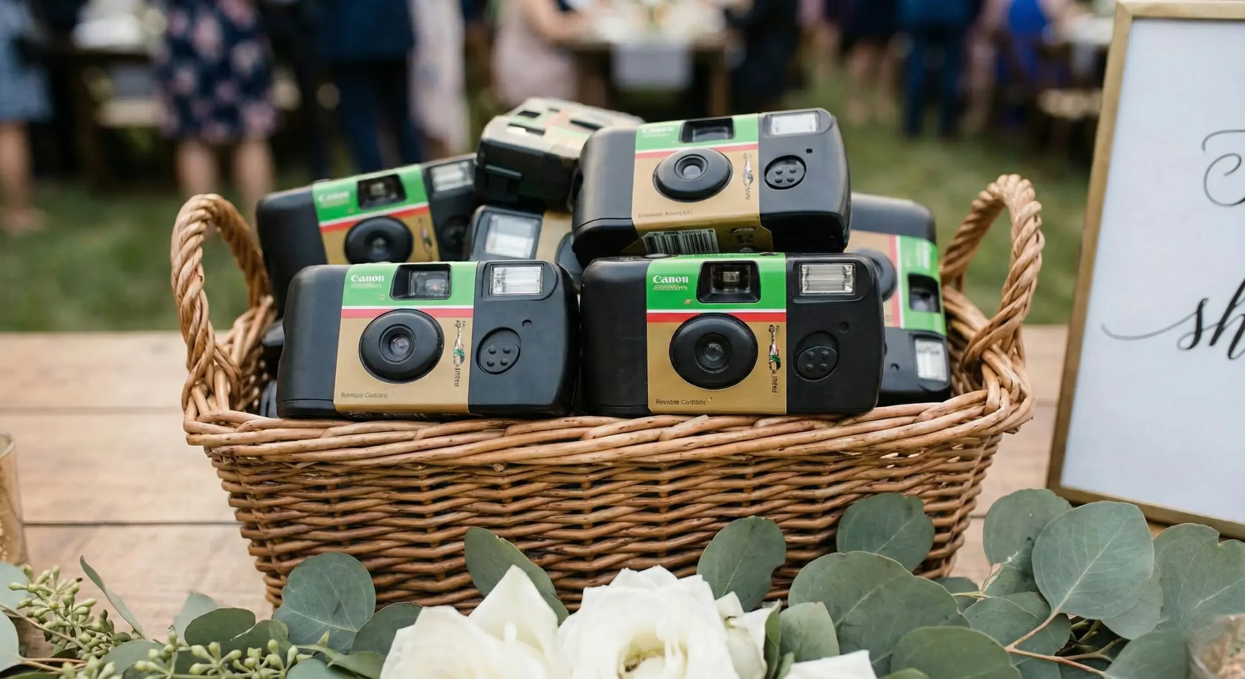 Aparaty jednorazowe na wesele – czy warto? Porównanie z galeriami online